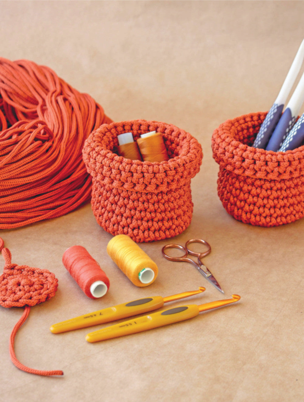 Вязание из шнура от А до Я. От ковра до рюкзака. Cours de pratique professionnelle pour la décoration et les accessoires de la maison