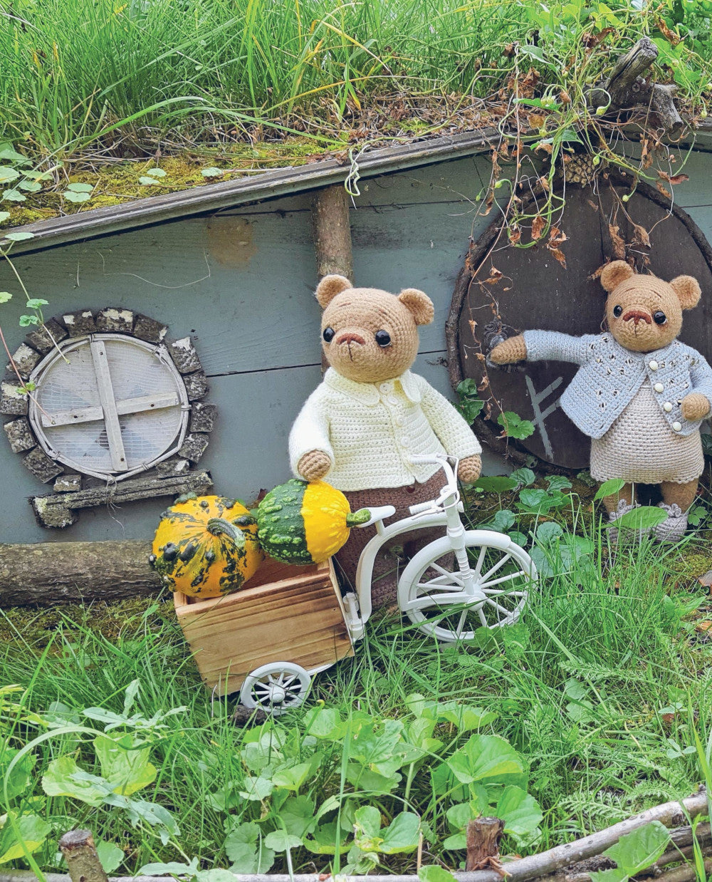 Дом вязаных Мишек. Истории о вязании крючком настоящих медведей, их одежды, об их теплом доме и любящей семьи