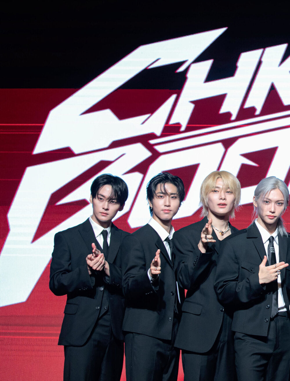 Stray Kids и я: иллюстрированный фанбук с фотографиями группы