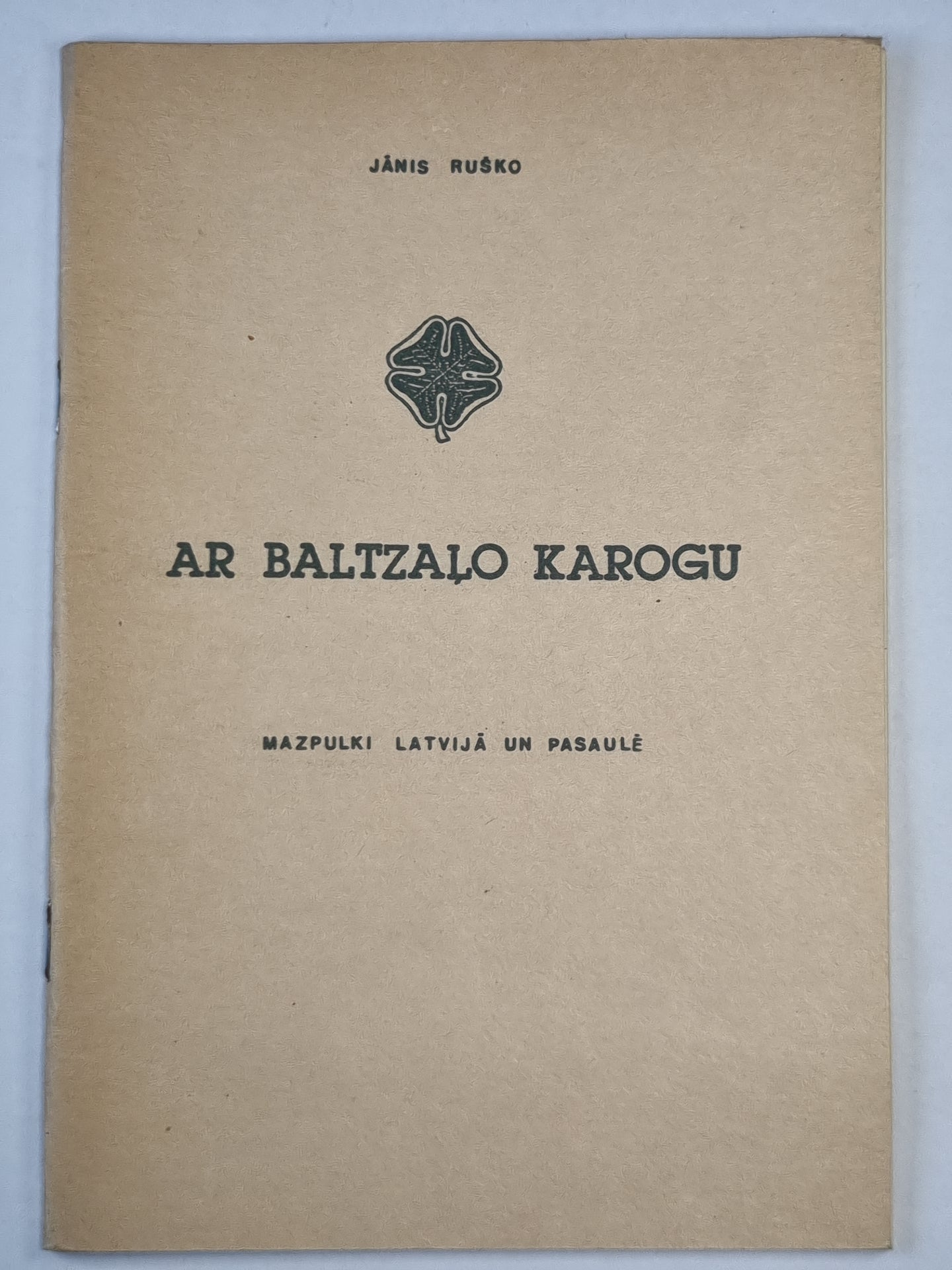 Ar balzaļo karogu. Mazpulki Latvija un pasaulē (LAT)