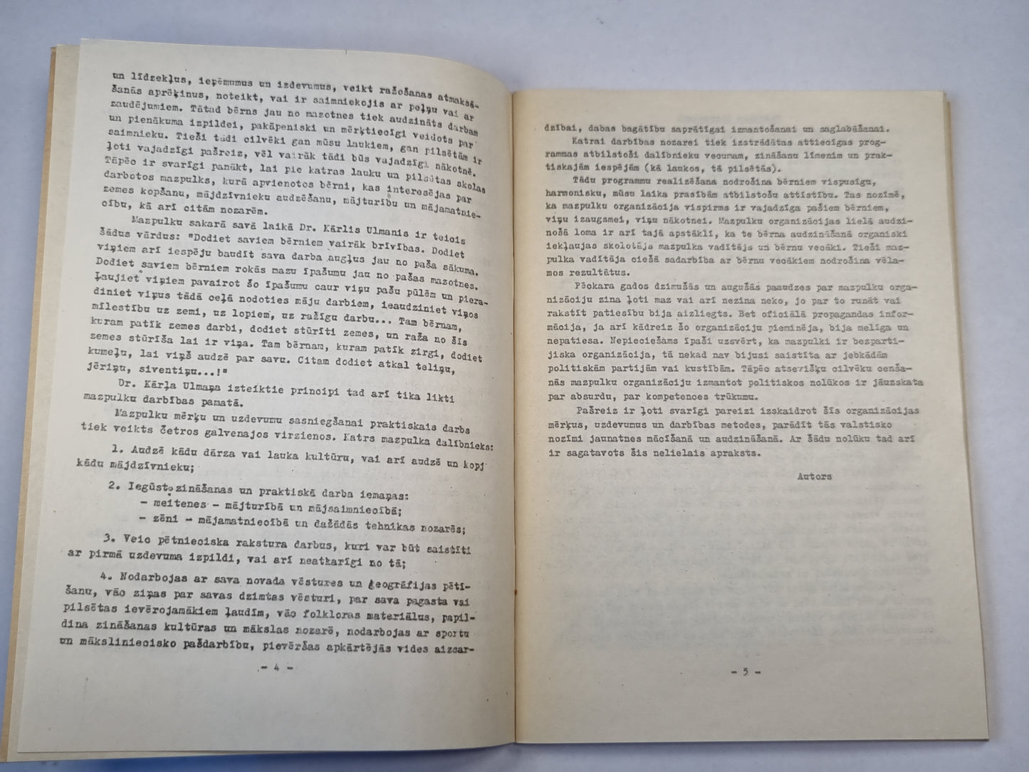 Ar balzaļo karogu. Mazpulki Latvija un pasaulē (LAT)