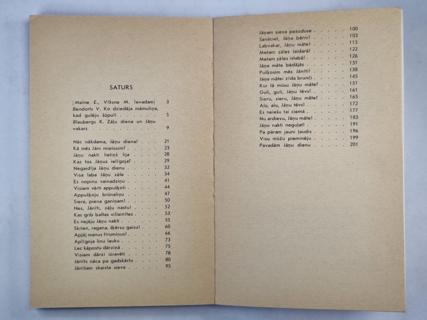 Visu gadu dziesmas krāju