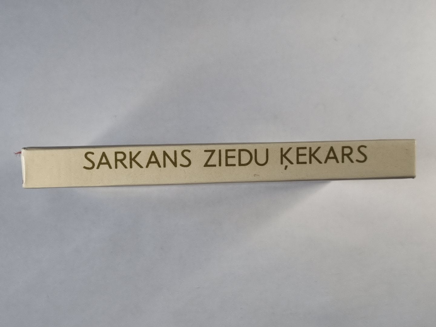 Сарканс зиеду Кекарс. Дзея пар Октробри и Пилсонькару