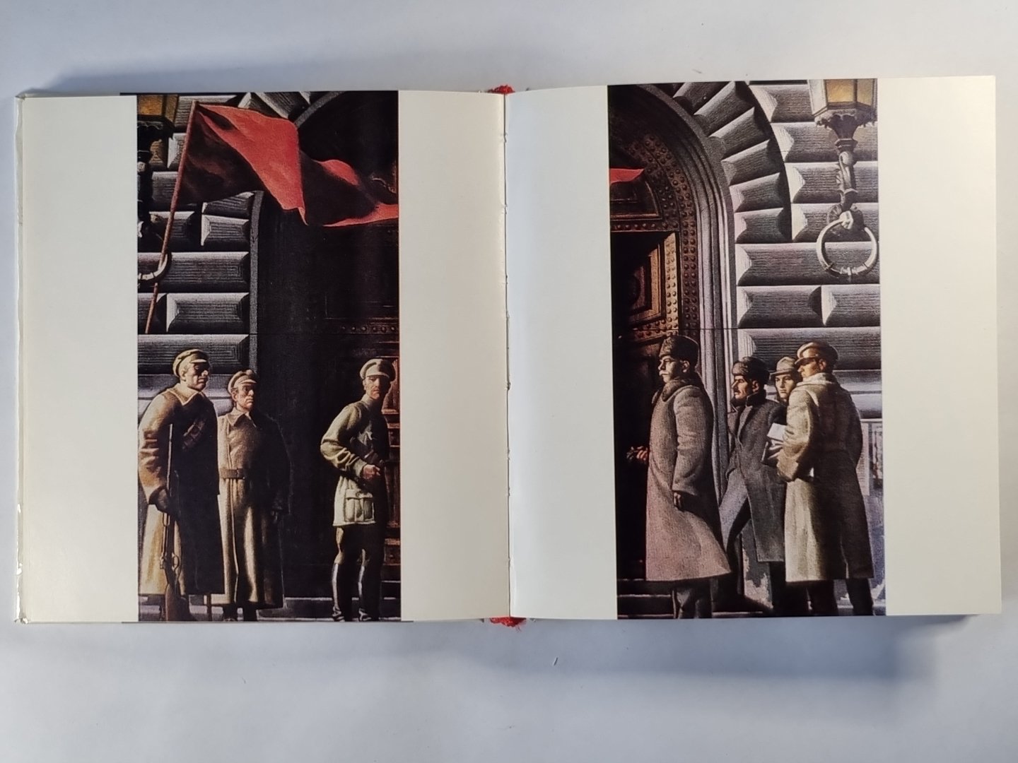 Сарканс зиеду Кекарс. Дзея пар Октробри и Пилсонькару