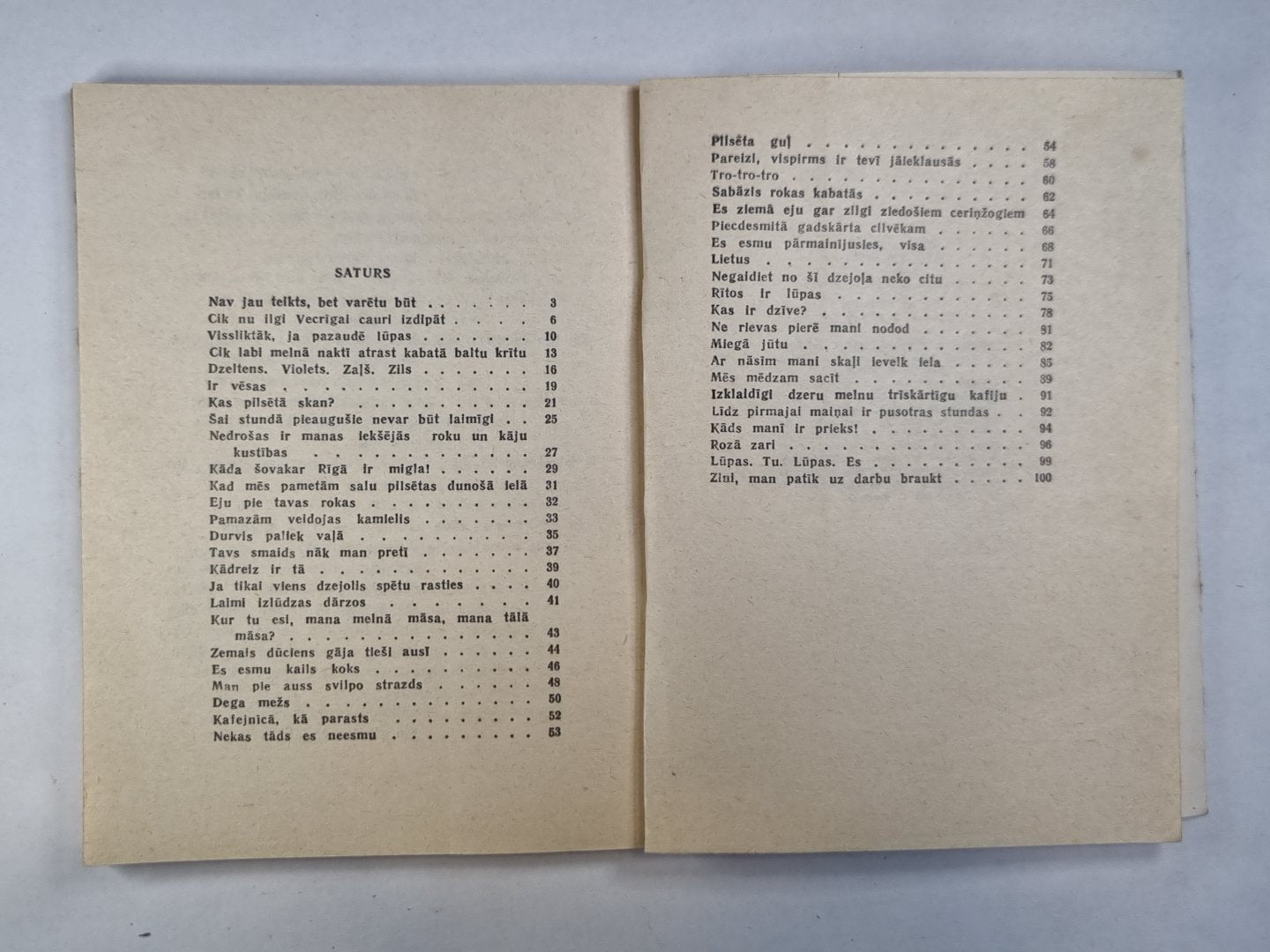 Lūpas. Tu. Lūpas. Es. Dzeja