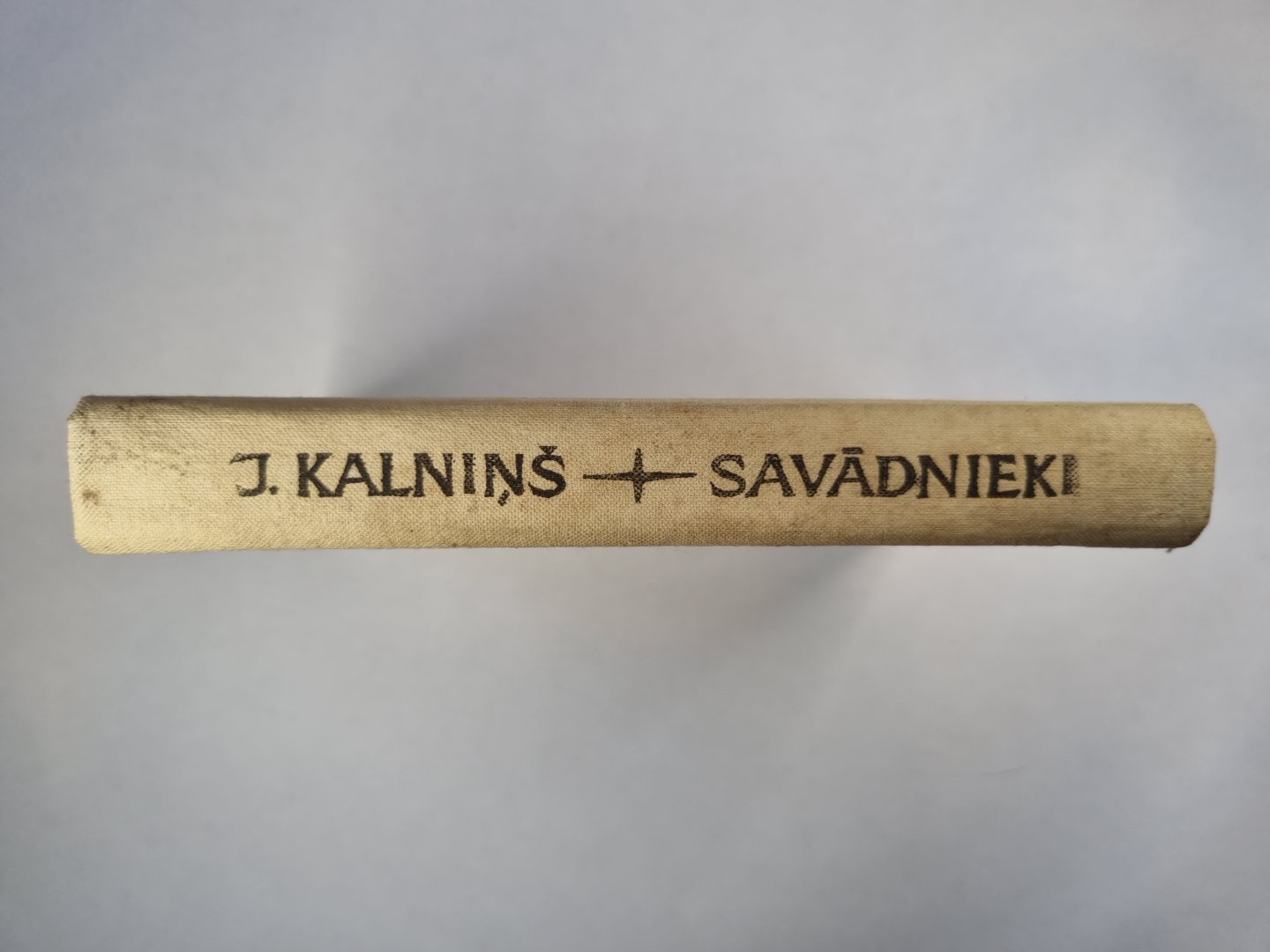 Savādnieki. Seši portreti