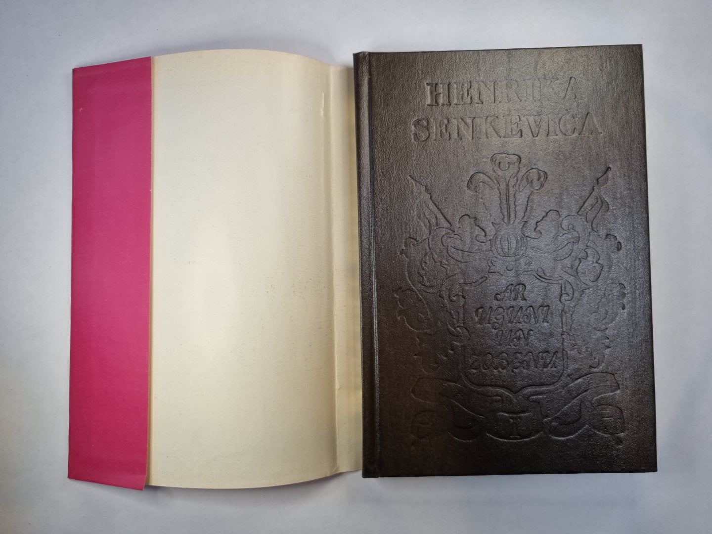 Ar uguni un zobenu. 1.gramata