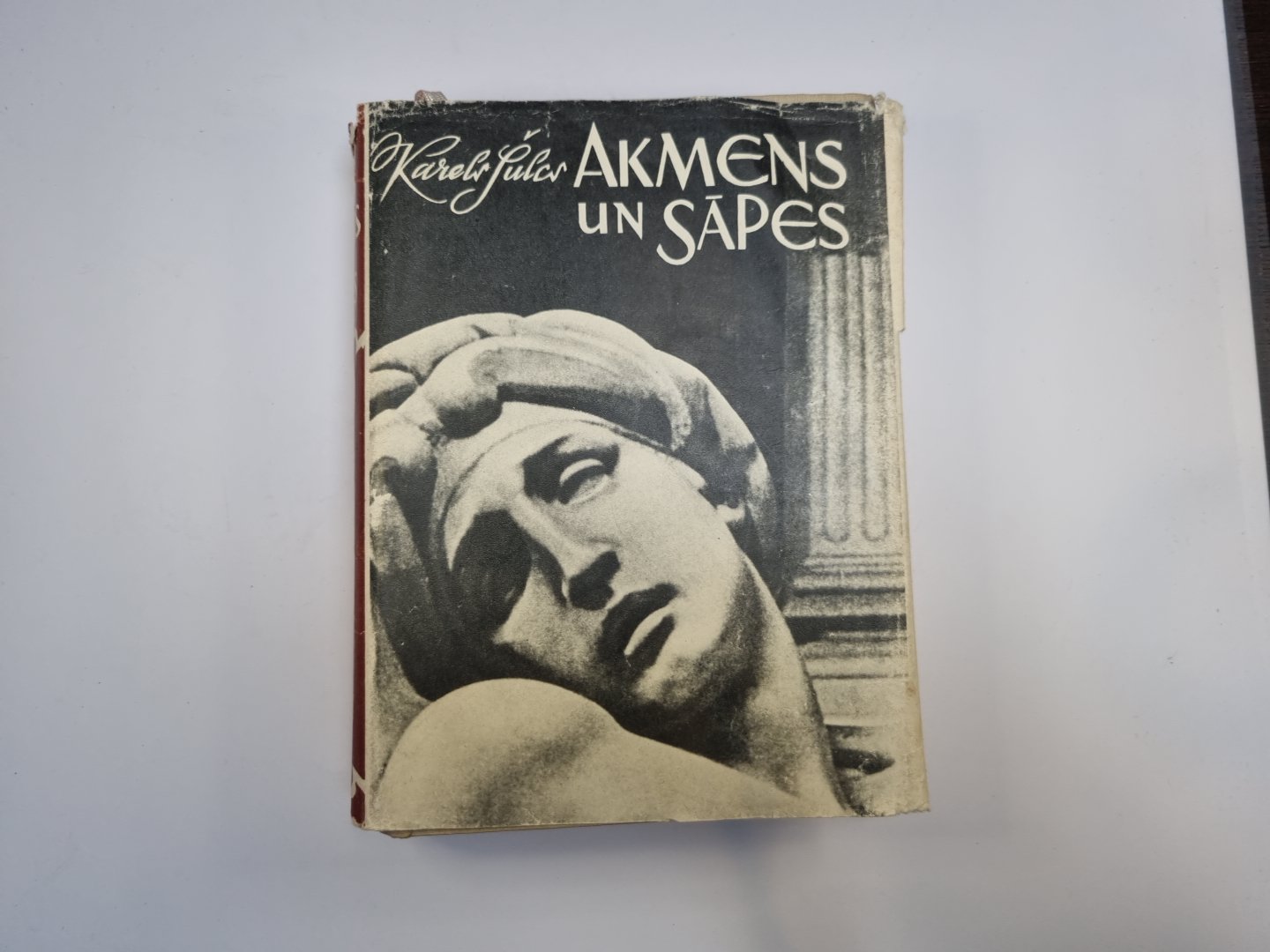 Akmens un sāpes