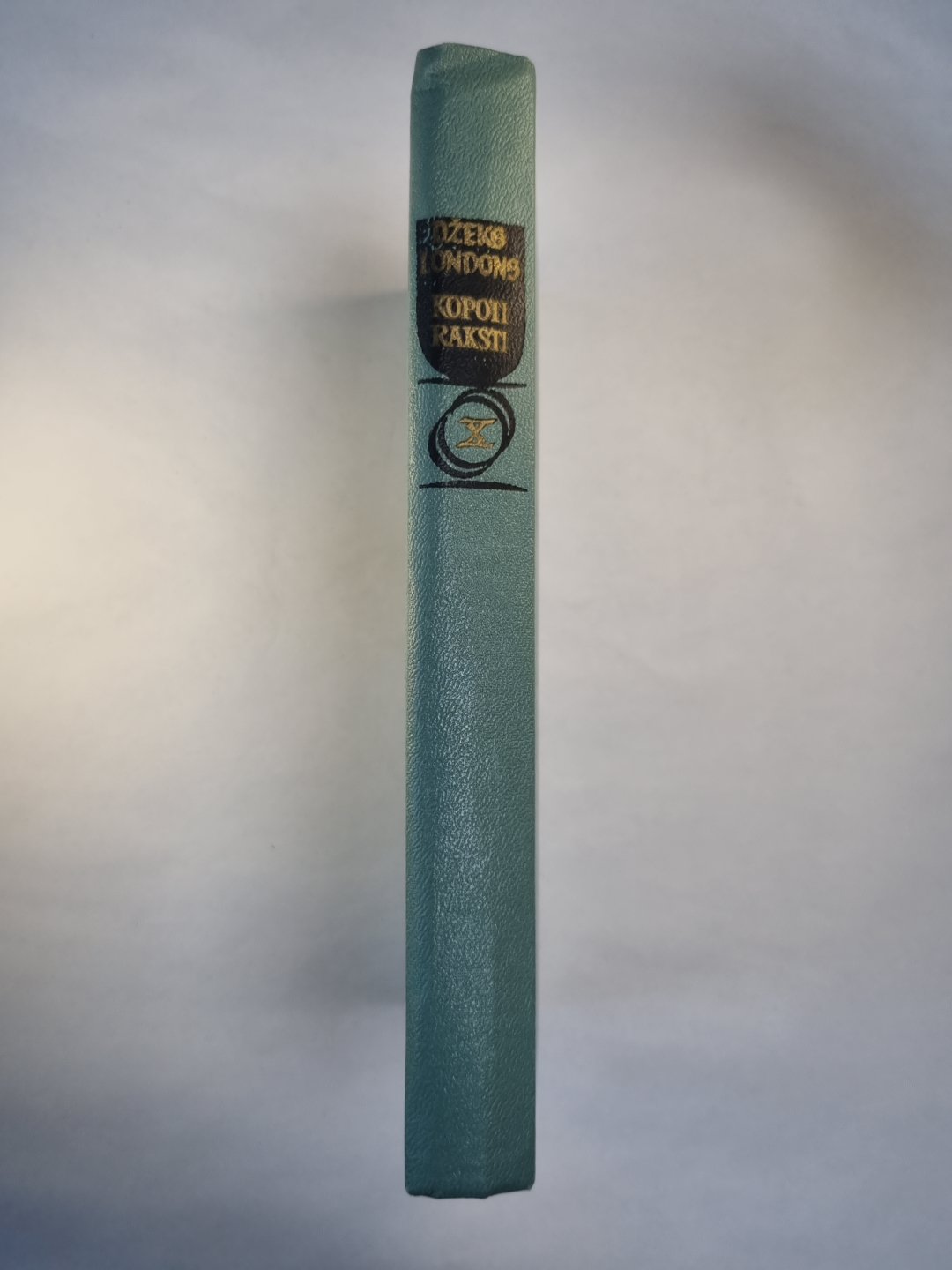 Dž.Londres. Kopoti raksti 10. Džons Miežagrauds. Uz makaloa paklāja