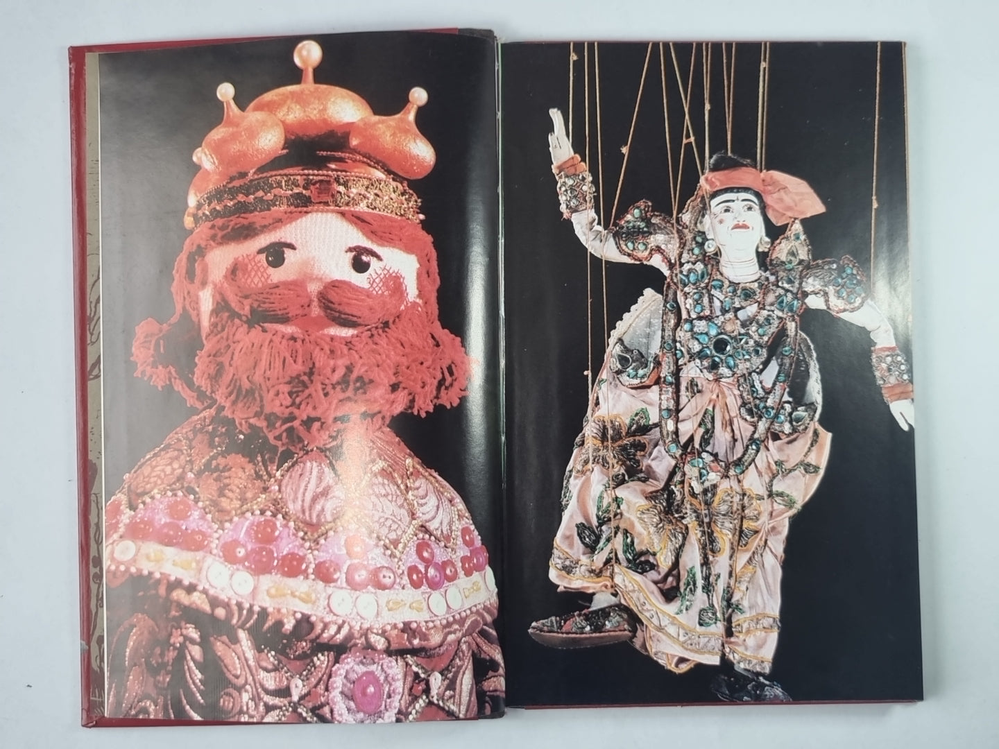 И... оживать куклы. Художник Н.Мищенко