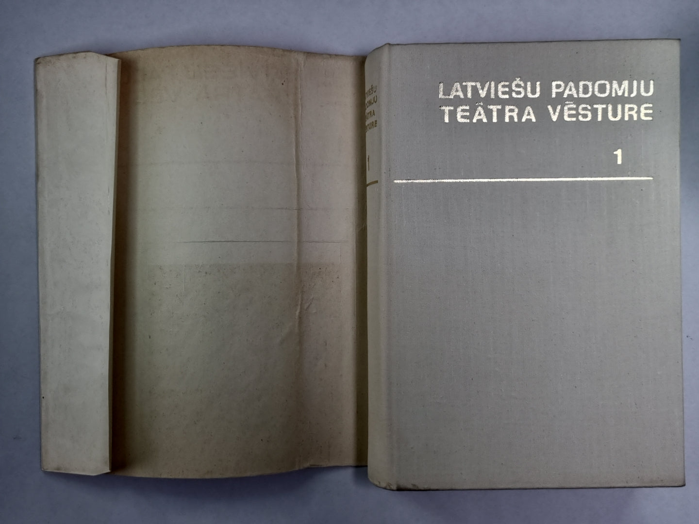 Latviešu padomju teātra vēsture. 1.sējums