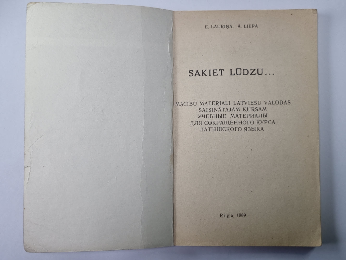 Sakiet, lūdzu! Macībe materiāli latviešu valodas saisinātajam kursam. 1.daļa (LAT/RUS)